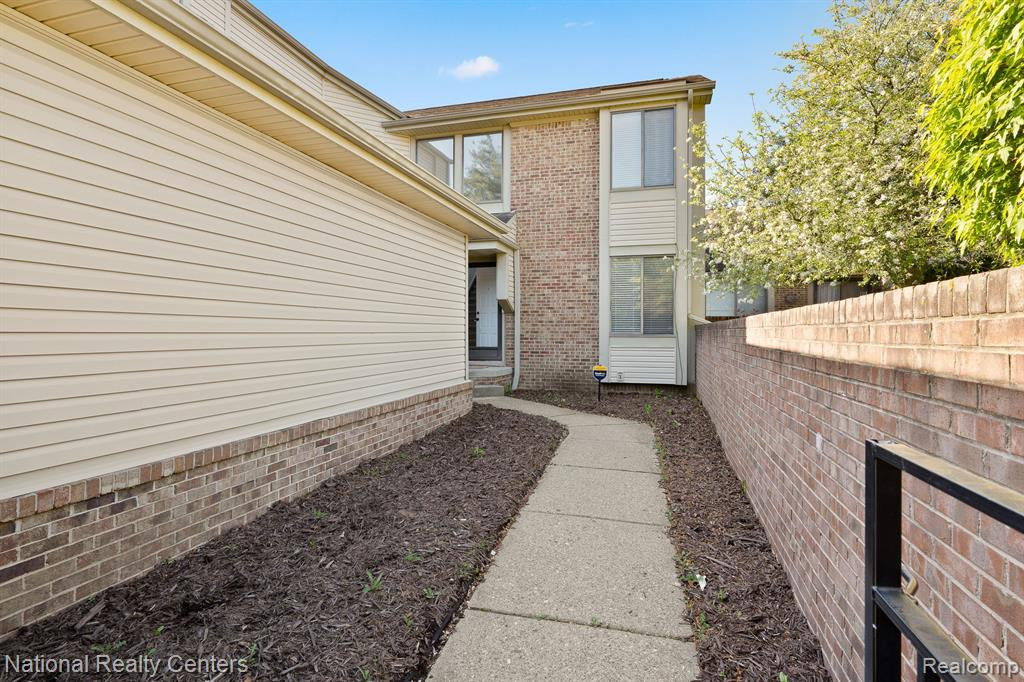 23193 N CHANTICLEER Drive, Southfield, MI 48034 — Photo 3