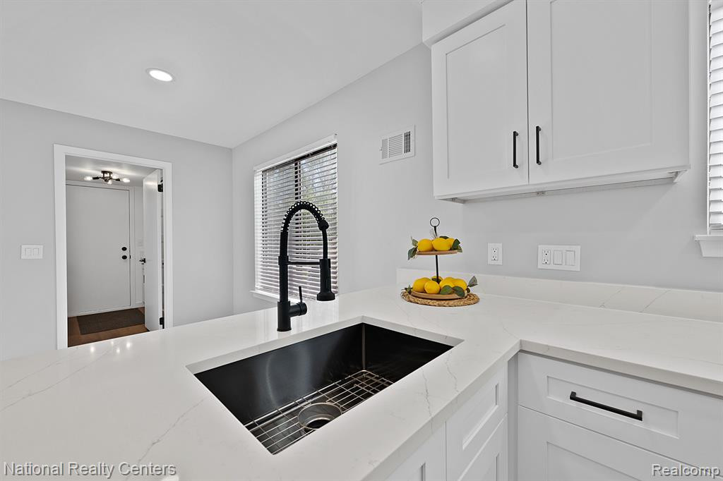 23193 N CHANTICLEER Drive, Southfield, MI 48034 — Photo 10