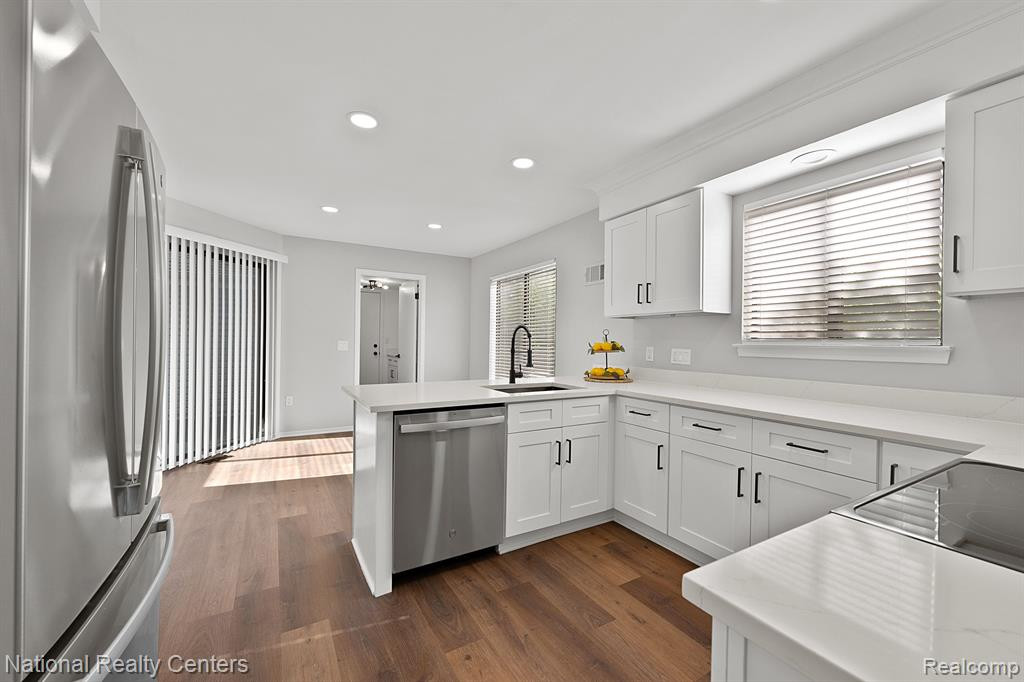 23193 N CHANTICLEER Drive, Southfield, MI 48034 — Photo 11