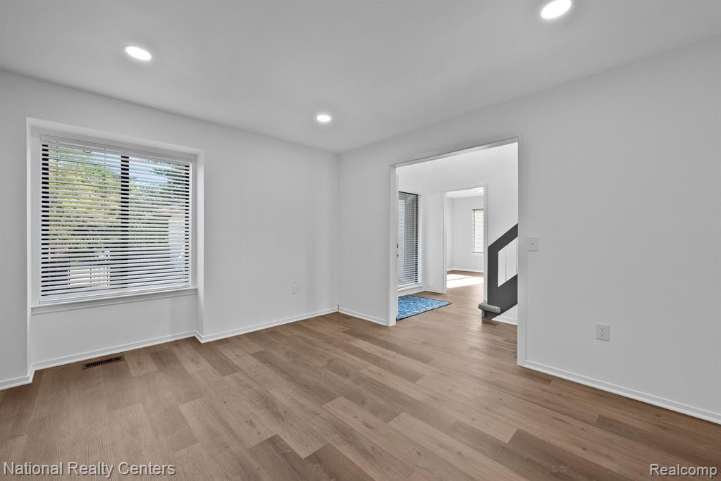 23193 N CHANTICLEER Drive, Southfield, MI 48034 — Photo 17