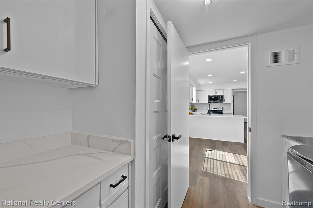 23193 N CHANTICLEER Drive, Southfield, MI 48034 — Photo 18