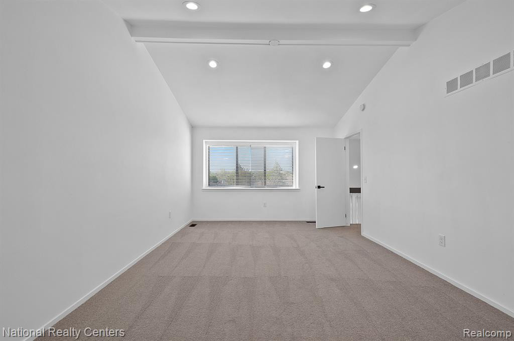 23193 N CHANTICLEER Drive, Southfield, MI 48034 — Photo 22