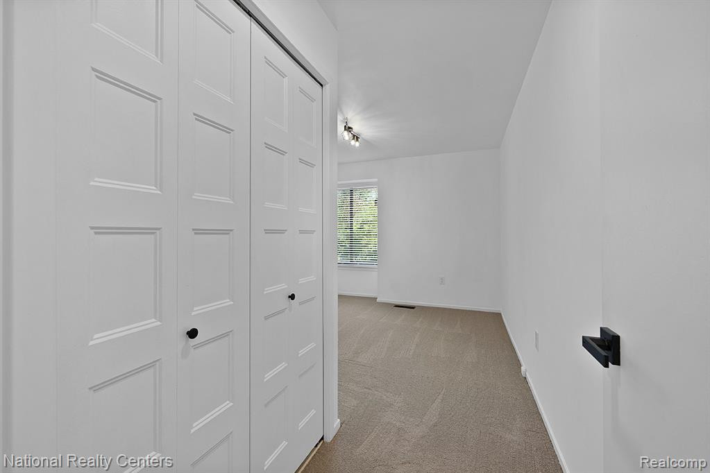 23193 N CHANTICLEER Drive, Southfield, MI 48034 — Photo 28