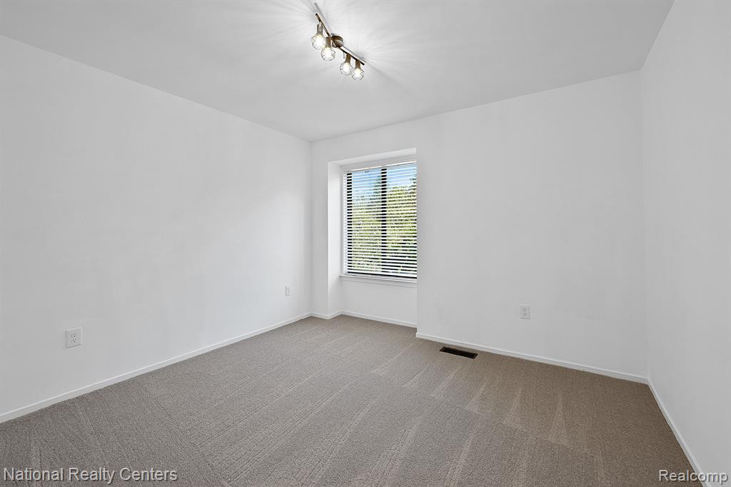 23193 N CHANTICLEER Drive, Southfield, MI 48034 — Photo 29