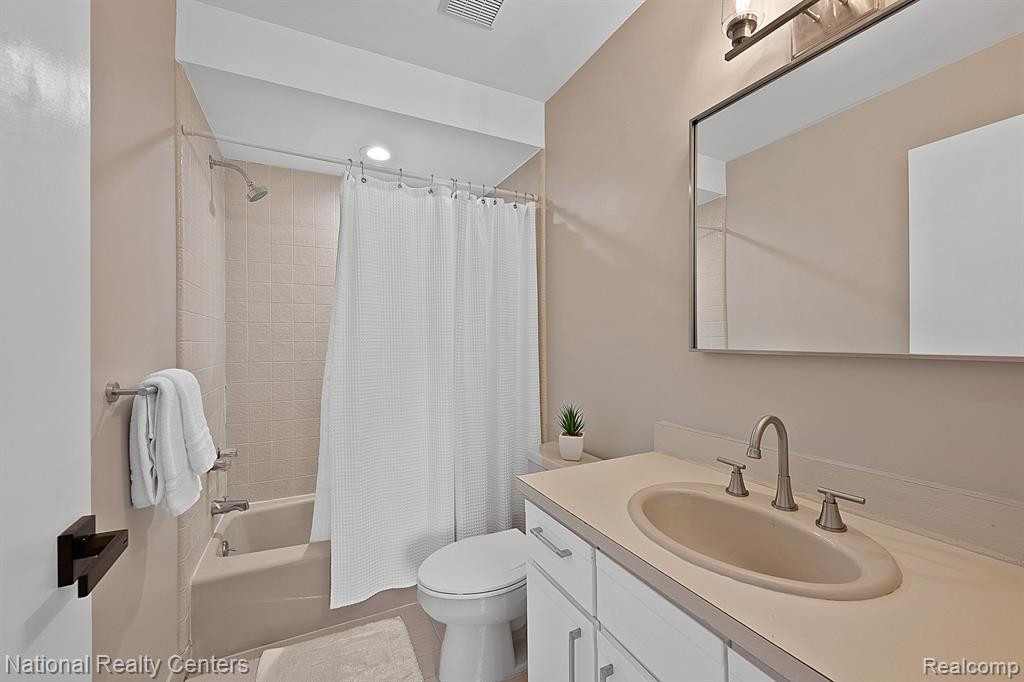23193 N CHANTICLEER Drive, Southfield, MI 48034 — Photo 31