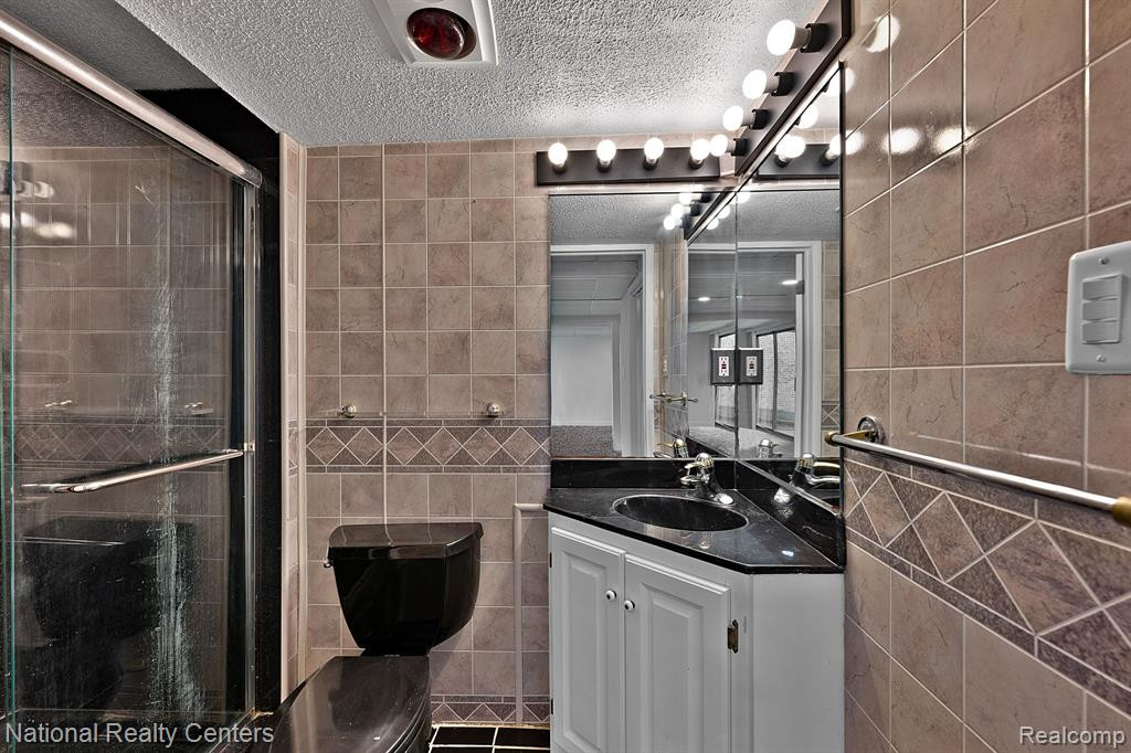 23193 N CHANTICLEER Drive, Southfield, MI 48034 — Photo 36
