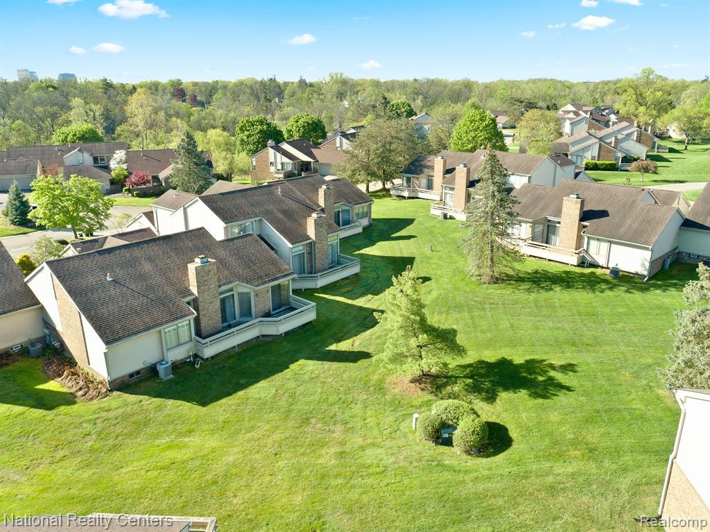 23193 N CHANTICLEER Drive, Southfield, MI 48034 — Photo 47