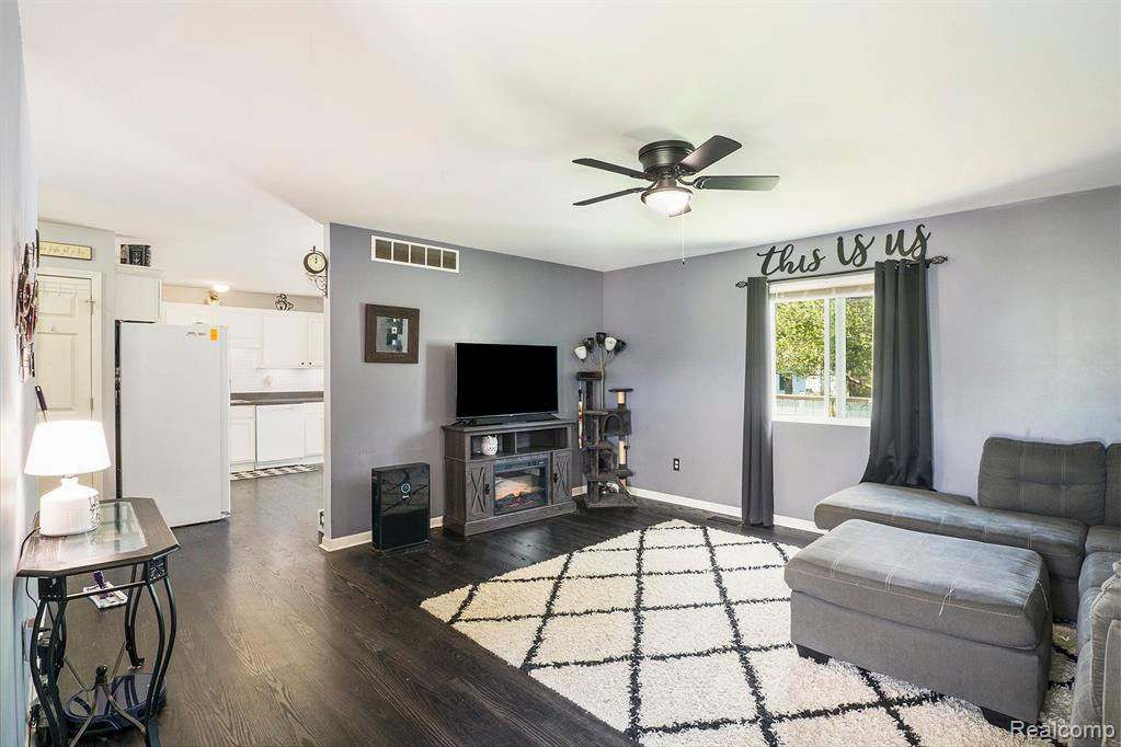 50 FOUNTAIN PARK Drive, Waterford, MI 48327 — Photo 2