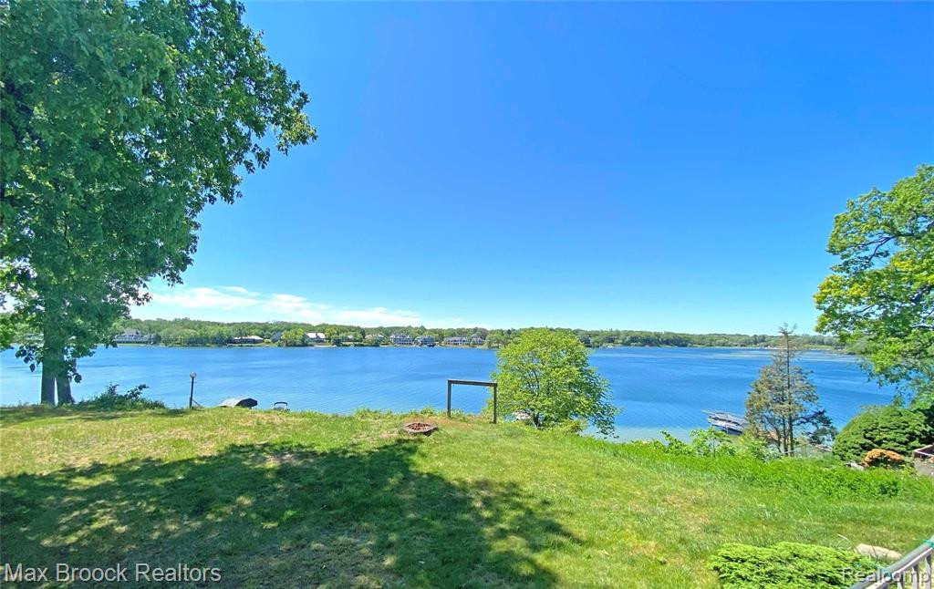 6005 UPPER STRAITS Boulevard, West Bloomfield, MI 48324 — Photo 2