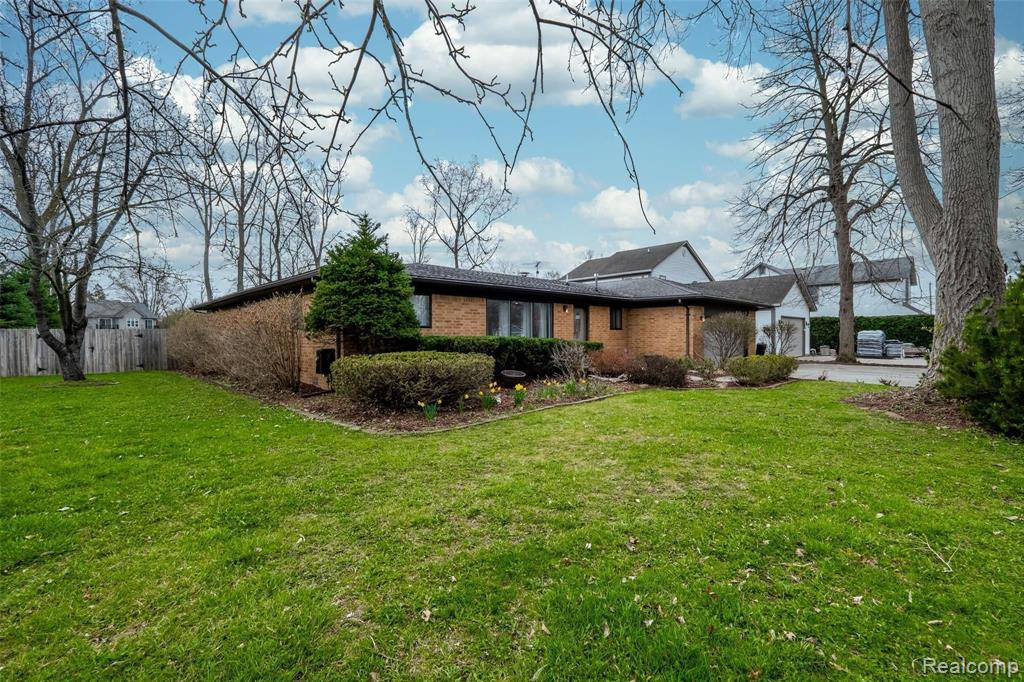 1075 LALOND Avenue, Waterford, MI 48327 — Photo 2