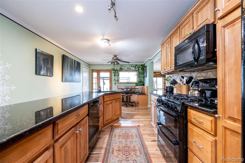 1075 LALOND Avenue, Waterford, MI 48327 — Photo 10