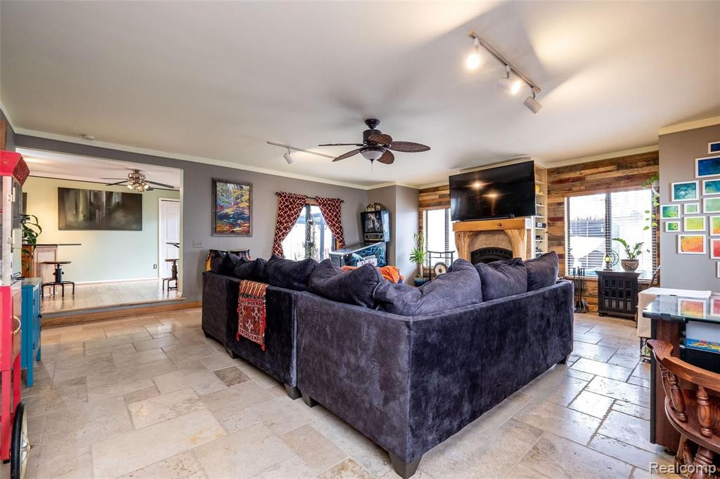 1075 LALOND Avenue, Waterford, MI 48327 — Photo 18