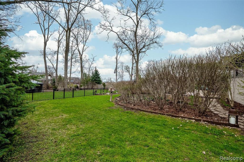 1075 LALOND Avenue, Waterford, MI 48327 — Photo 50
