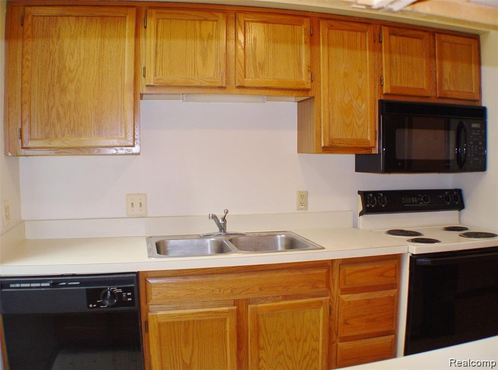 1565 Harbour Boulevard, 182, Trenton, MI 48183 — Photo 16