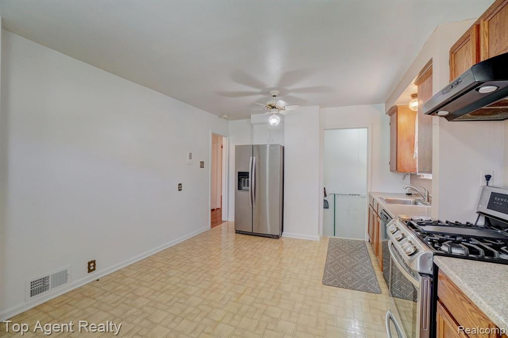 69 NAKOTA Street, Clawson, MI — Photo 6