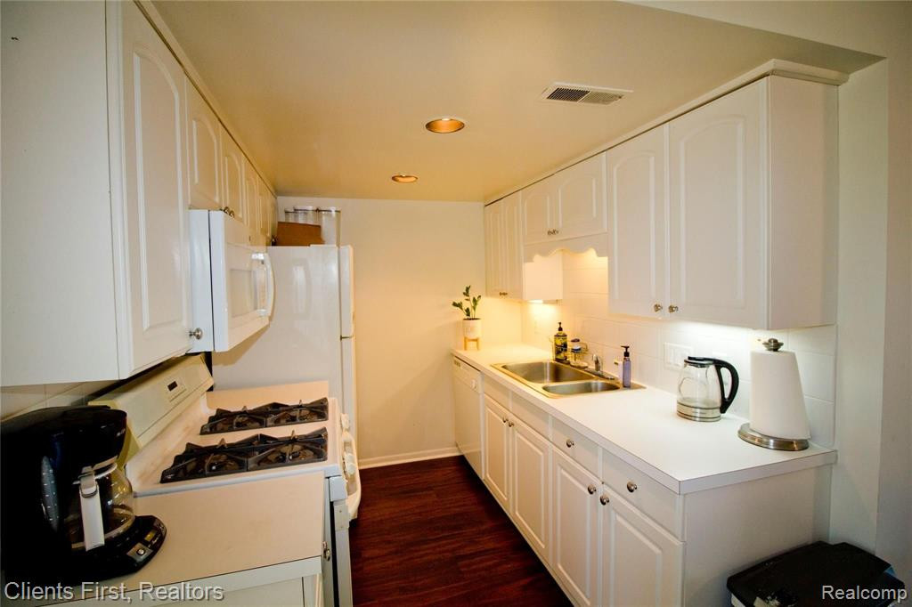 9579 HARBOUR COVE Court, Ypsilanti, MI 48197 — Photo 14