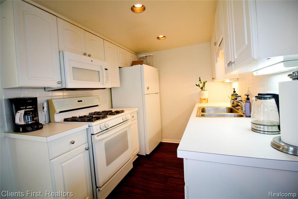 9579 HARBOUR COVE Court, Ypsilanti, MI 48197 — Photo 15
