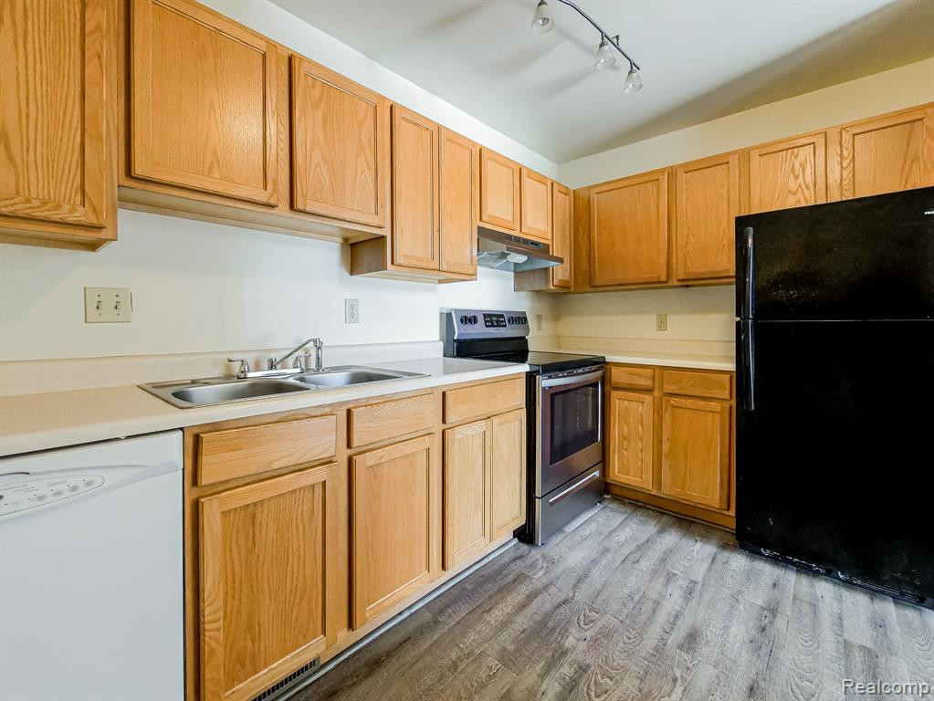 204 MAPLEWOOD, 11, South Lyon, MI 48178 — Photo 12