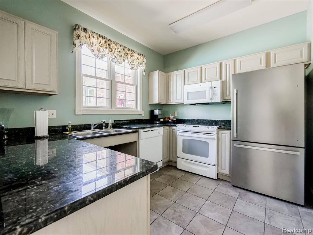 204 MAPLEWOOD, 11, South Lyon, MI 48178 — Photo 29