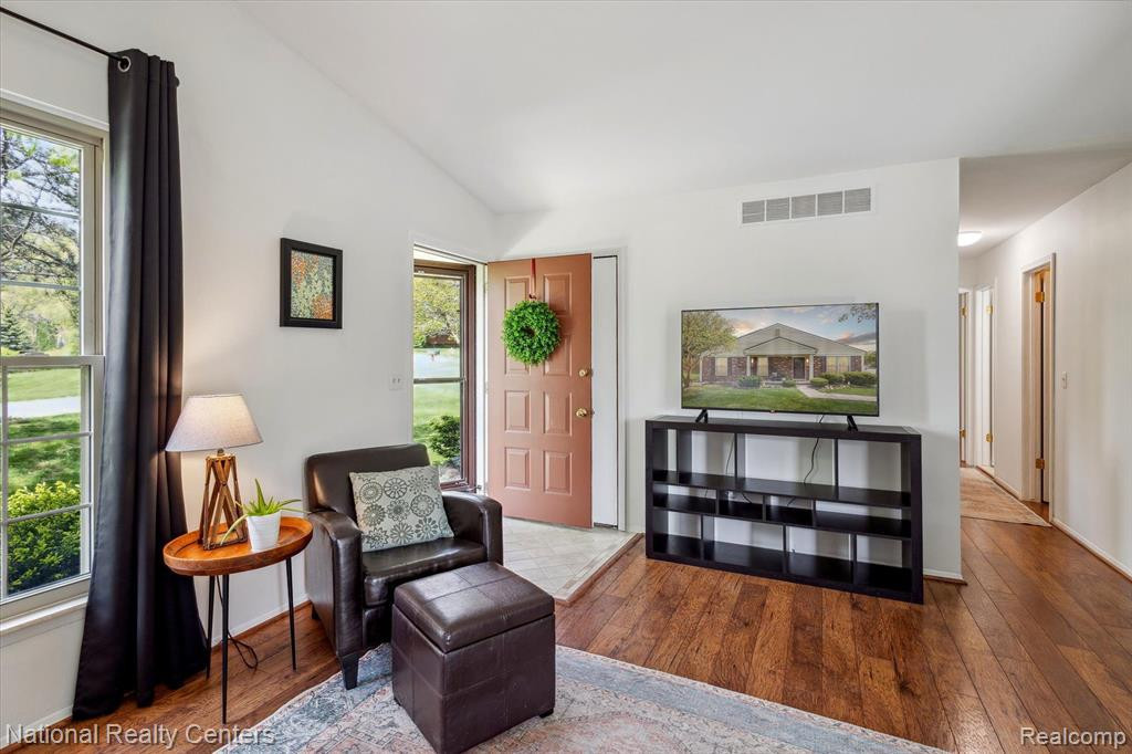 7662 WOODVIEW Drive, Waterford, MI 48327 — Photo 6