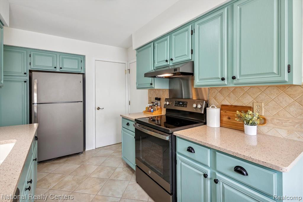 7662 WOODVIEW Drive, Waterford, MI 48327 — Photo 13