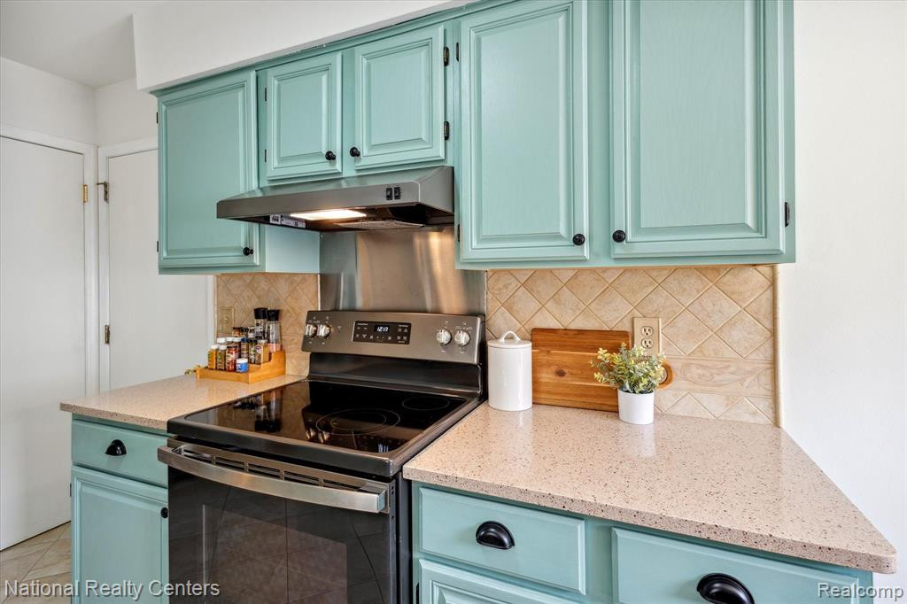 7662 WOODVIEW Drive, Waterford, MI 48327 — Photo 14