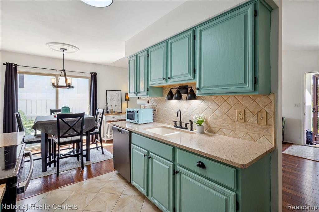 7662 WOODVIEW Drive, Waterford, MI 48327 — Photo 15