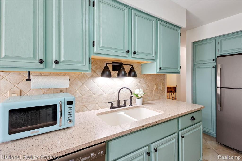 7662 WOODVIEW Drive, Waterford, MI 48327 — Photo 16