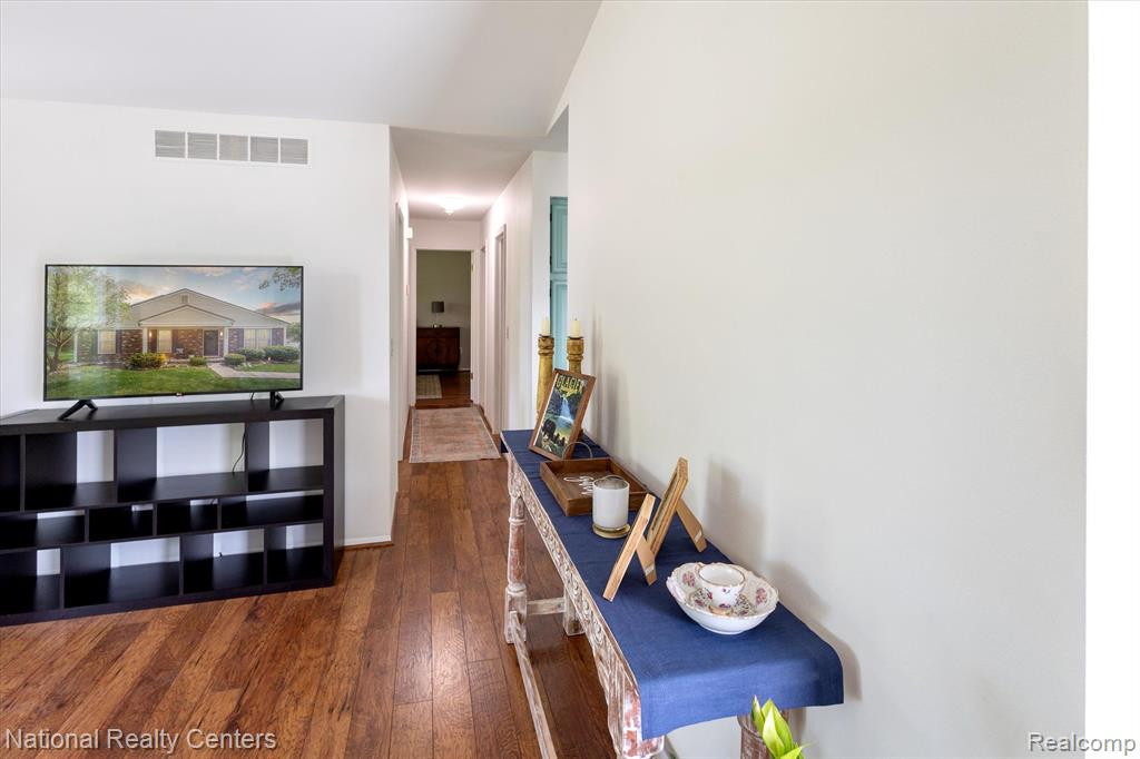 7662 WOODVIEW Drive, Waterford, MI 48327 — Photo 19