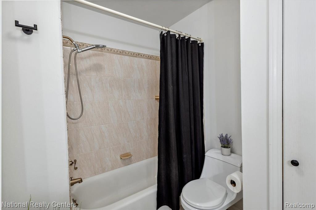 7662 WOODVIEW Drive, Waterford, MI 48327 — Photo 26