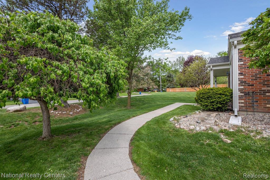 7662 WOODVIEW Drive, Waterford, MI 48327 — Photo 37
