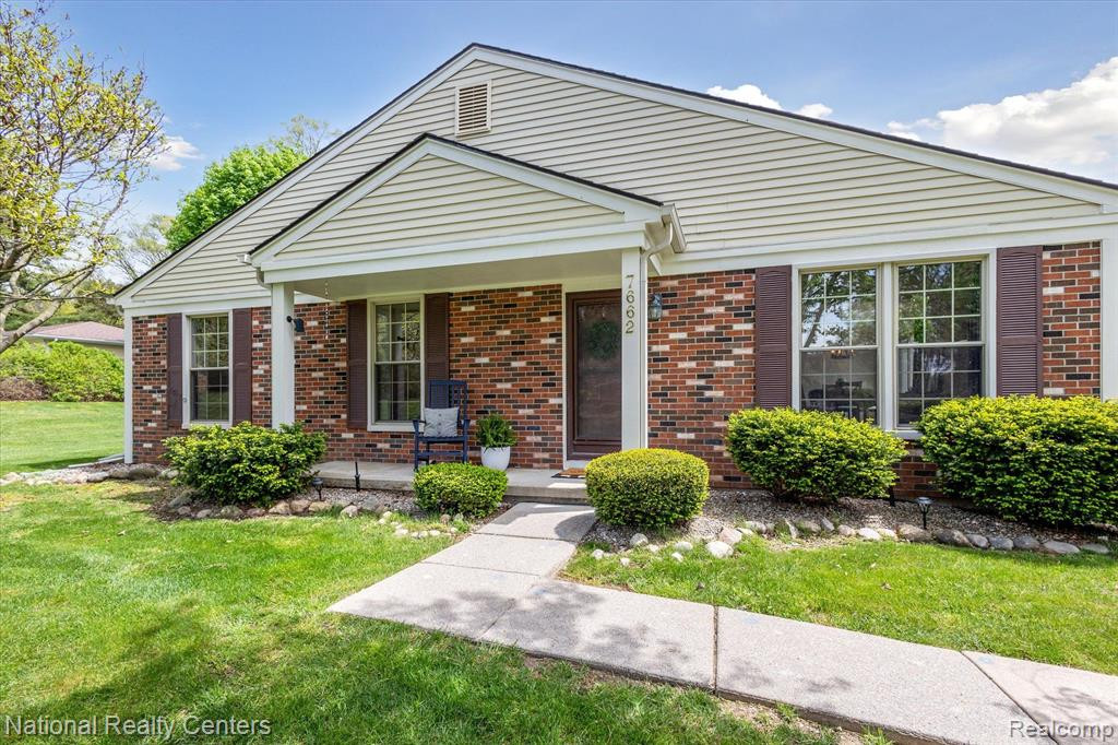 7662 WOODVIEW Drive, Waterford, MI 48327 — Photo 38