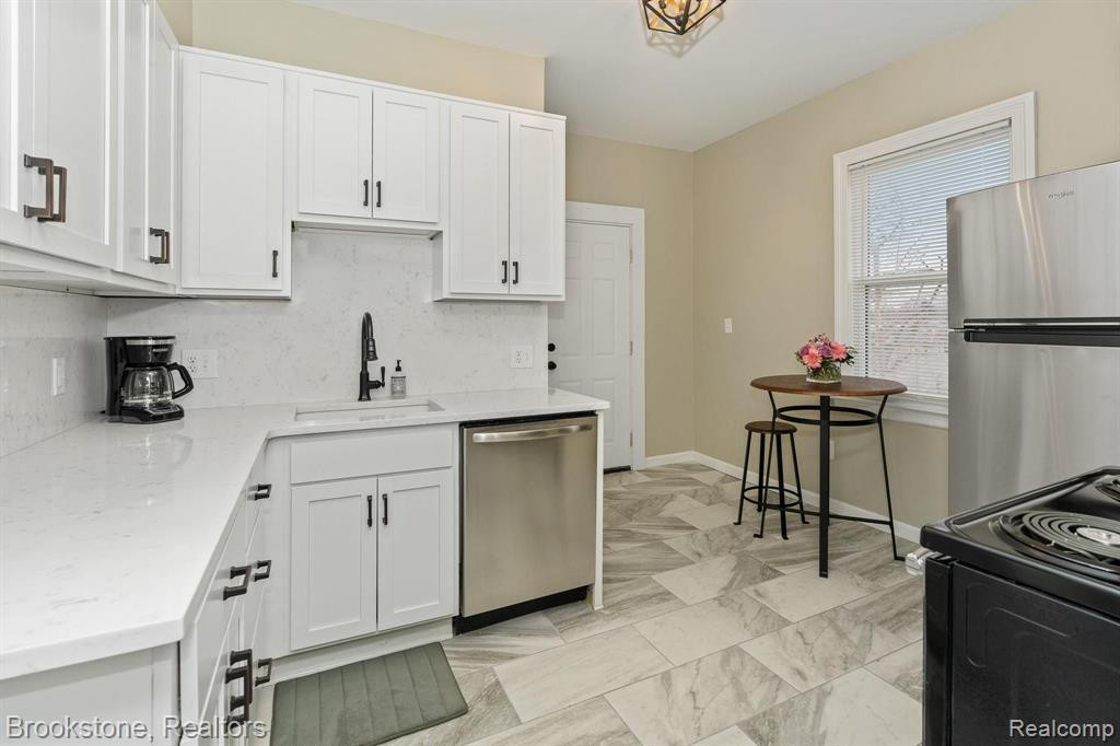 66 W PHILADELPHIA Street, Detroit, MI 48202 — Photo 4