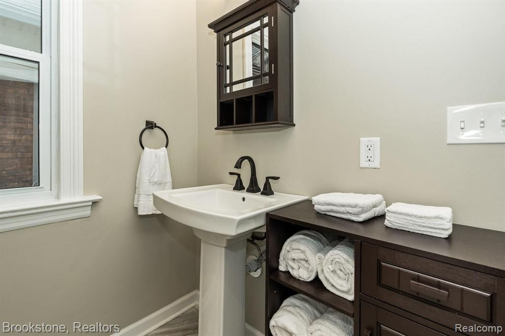 66 W PHILADELPHIA Street, Detroit, MI 48202 — Photo 6