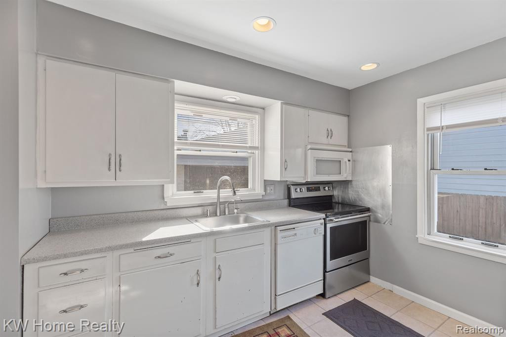 9321 BIDDLE Street, Romulus, MI 48174 — Photo 4