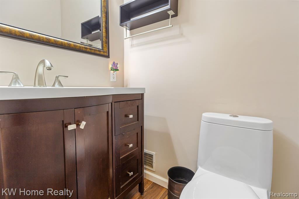 9321 BIDDLE Street, Romulus, MI 48174 — Photo 8