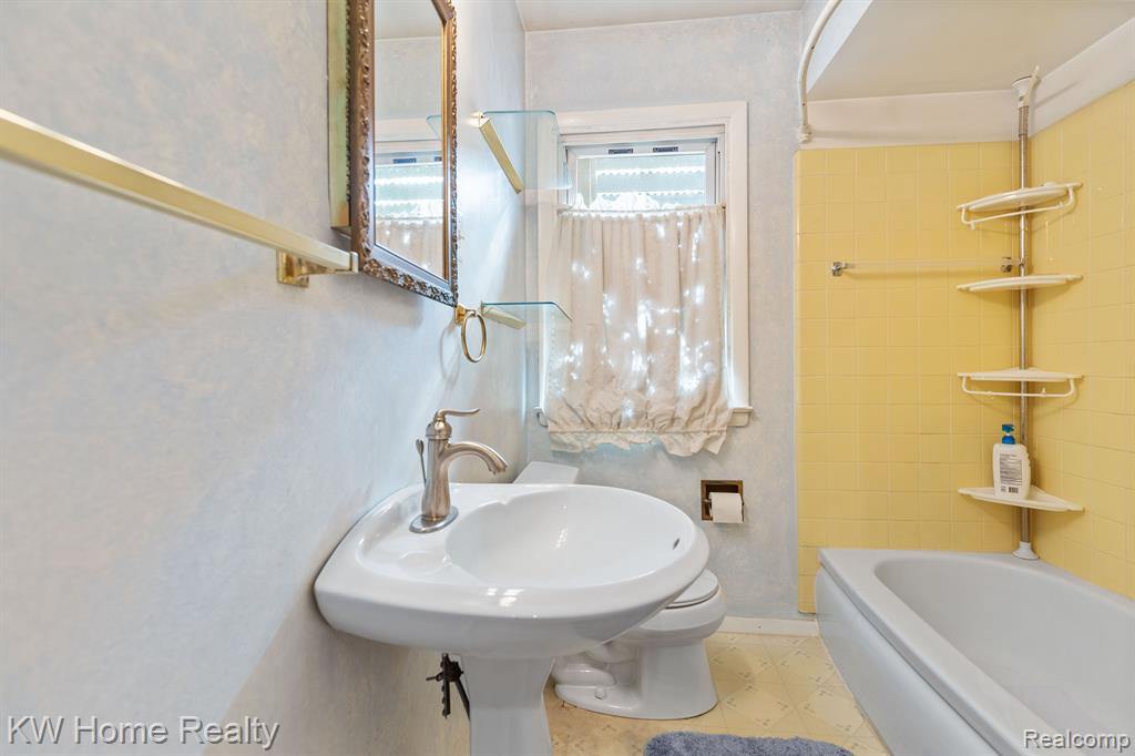 9321 BIDDLE Street, Romulus, MI 48174 — Photo 15