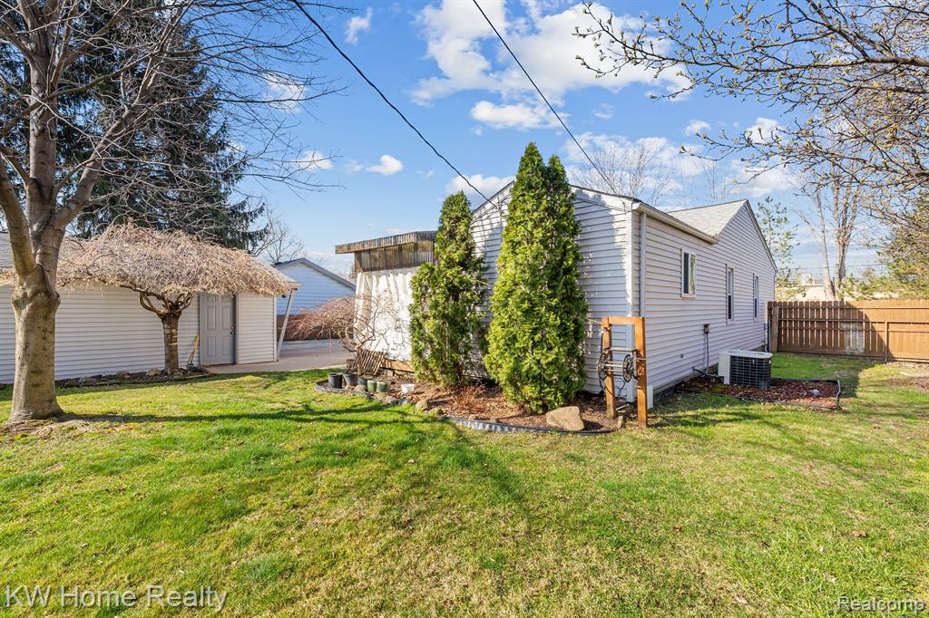 9321 BIDDLE Street, Romulus, MI 48174 — Photo 17
