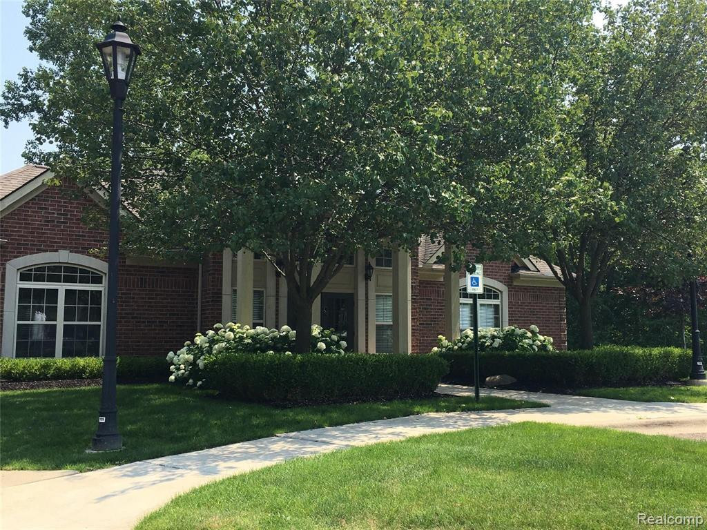 446 Old Pine Way, 151, Walled Lake, MI 48390 — Photo 9