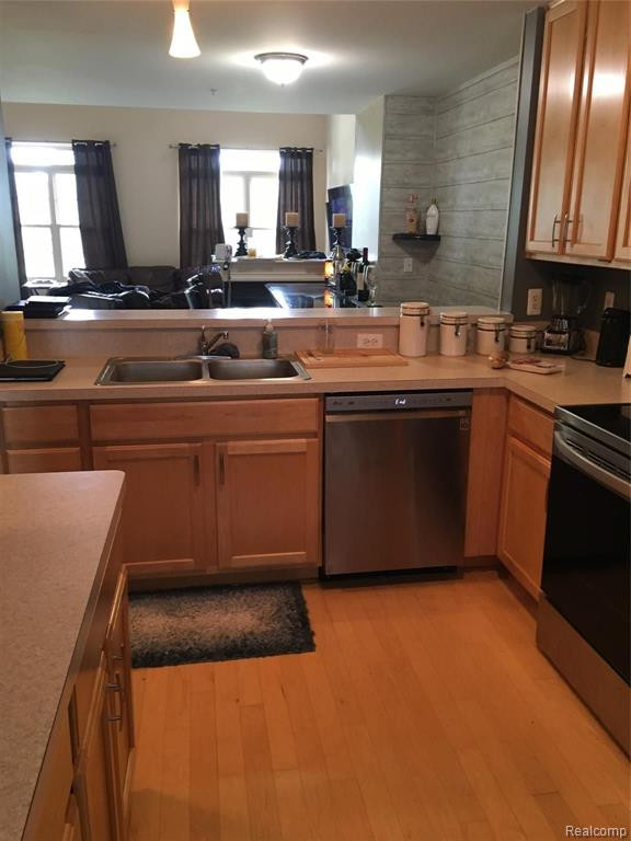 446 Old Pine Way, 151, Walled Lake, MI 48390 — Photo 18