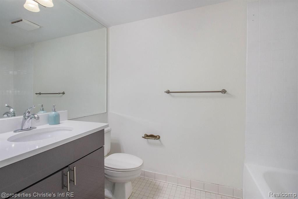 3320 Spinnaker Lane, 17E, Detroit, MI 48207 — Photo 24