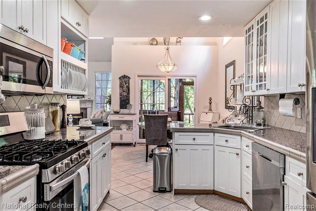6143 NATURES Cove, Grand Blanc, MI 48439 — Photo 11