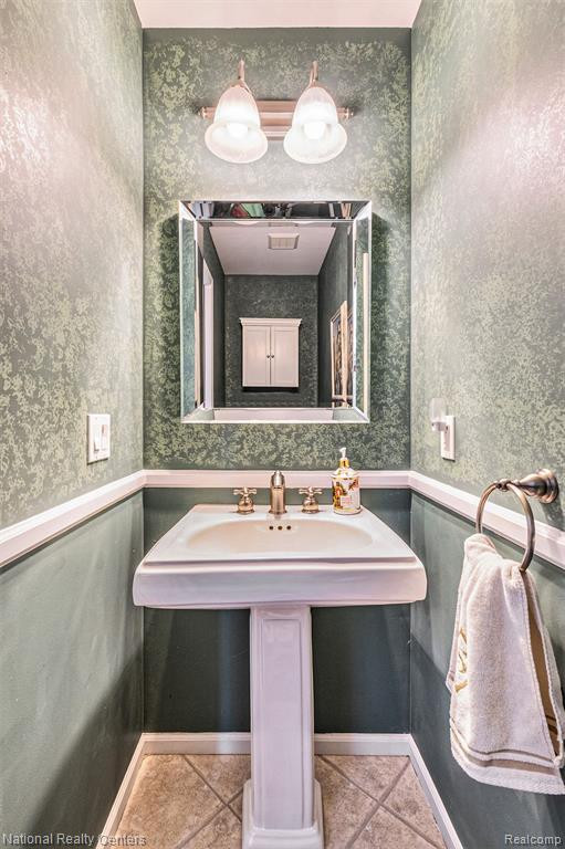 6143 NATURES Cove, Grand Blanc, MI 48439 — Photo 14