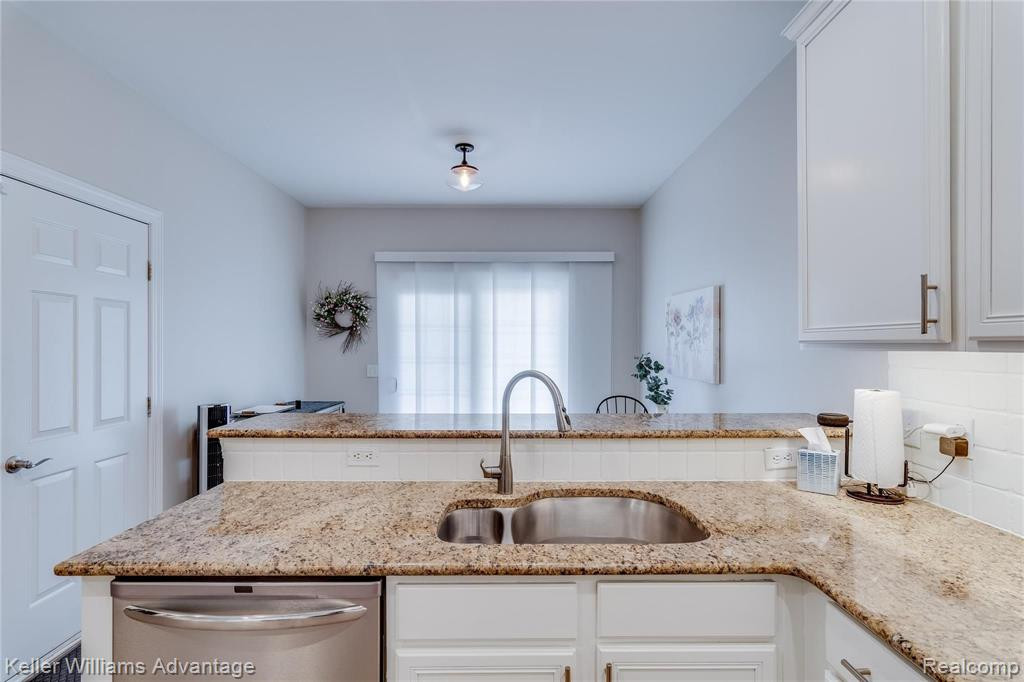 49698 Timber Trail, Novi, MI — Photo 17