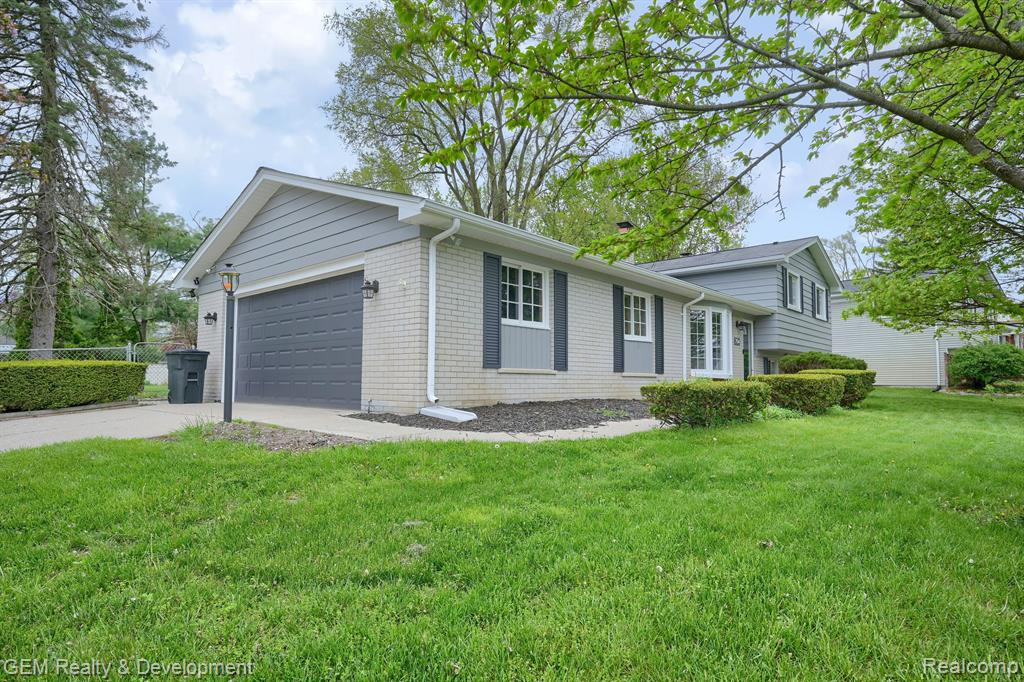 754 LAGUNA Drive, Wolverine Lake, MI 48390 — front exterior