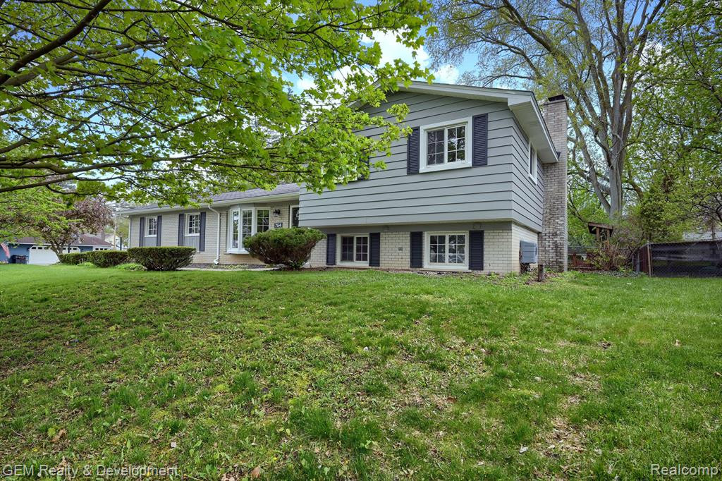 754 LAGUNA Drive, Wolverine Lake, MI 48390 — Photo 2
