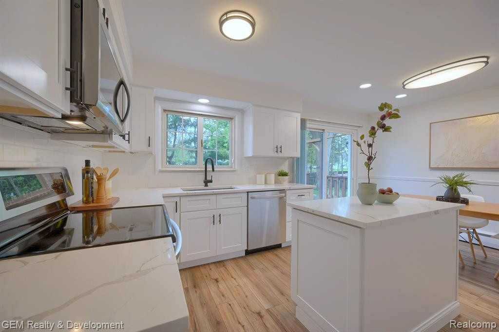 754 LAGUNA Drive, Wolverine Lake, MI 48390 — Photo 8