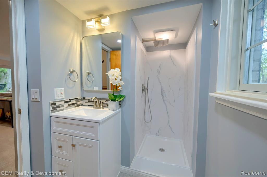 754 LAGUNA Drive, Wolverine Lake, MI 48390 — Photo 16