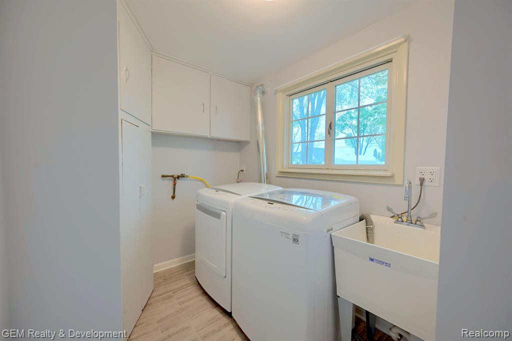 754 LAGUNA Drive, Wolverine Lake, MI 48390 — Photo 17