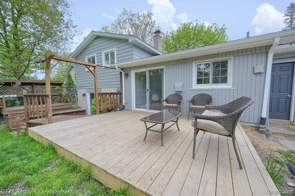 754 LAGUNA Drive, Wolverine Lake, MI 48390 — Photo 23